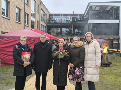 (v.I.) Einrichtungsleiterin Dorit Ziemann, Bürgermeister Dr. Oliver Hermann, Pflegedienstleiterin Katja Windhoefer, stellv. Vorstandsvorsitzende Marena Hirsekorn und Vorstandsvorsitzende Heike Schulz I Foto: Katja Javadi (Bild vergr&ouml;&szlig;ern)
