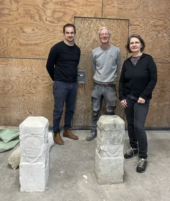 Von links: Anselm Hoppe, Mitarbeiter Jörg Weitzenbürger und Angela Schlenkrich mit den beiden Kopien des Wollbacher Grenzsteins (Bild vergr&ouml;&szlig;ern)