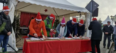 Stollenanschnitt im Rahmen der feierlichen Eröffnung des Märchenweihnachtsmarktes 2025 (Bild vergr&ouml;&szlig;ern)