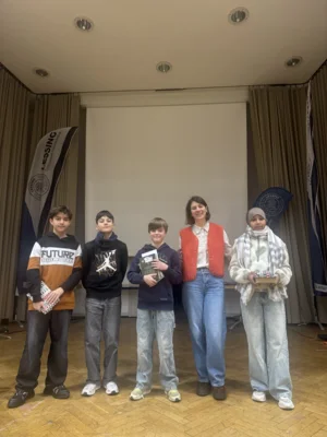 Yasser Hamdoun (6A), Alexander Lehmann (6B), Jonas Rumohr (6C), Frau Steyer (Lehrkraft) und Amina Ibrahim Jama (6D) (Bild vergr&ouml;&szlig;ern)