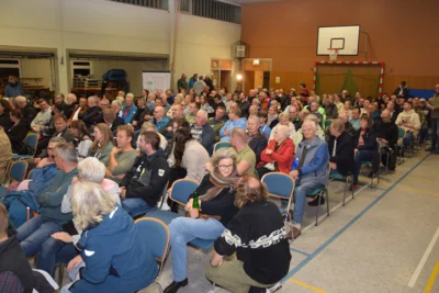 Die Sporthalle in Großenwiehe ist zur Vorstellung des ersten Solarparks in der Gemeinde bis auf den letzten Platz gefüllt. (Bild vergr&ouml;&szlig;ern)