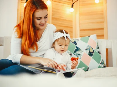 Freude an Büchern und Lust am Lesen zu wecken, darum geht es in der Krabbelgruppe „Kleine Lesewölfe“ in der Stadtbibliothek Pritzwalk. Foto: prostooleh/Freepik (Bild vergr&ouml;&szlig;ern)