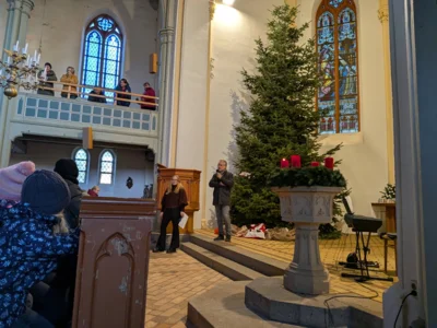 Pastor Arnold Pett (rechts) und unsere Kollegin Leonie Wenzel führten in der Jarmener St.-Marien-Kirche durch das Programm. (Foto: Oliver Wagenknecht)