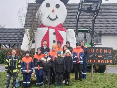 Schneemann am Ortseingang
