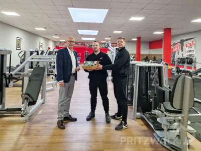Bürgermeister Dr. Ronald Thiel gratulierte Geschäftsführer Thomas Baszka (M.) zur Neueröffnung des Fitnessstudios FitZone in der Pritzwalker Marktstraße 8. Foto: Stadt Pritzwalk (Bild vergr&ouml;&szlig;ern)