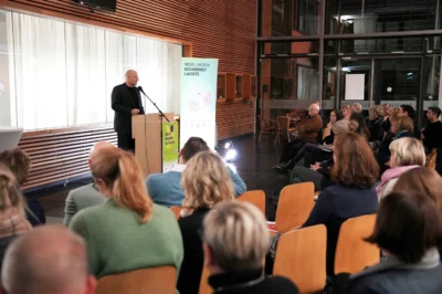 Foto MUL – CT: Die Bürgerdialoge waren gut besucht – wie hier in der Lausitzer Sportschule in Cottbus. Begleitet wurden die Veranstaltungen von der Modellregion Gesundheit Lausitz und vom Vorstand der MUL – CT. Hier spricht der Vorstandsvorsitzende Prof. Dr. mult. Eckhard Nagel vor den Bürgerinnen und Bürgern. (Bild vergr&ouml;&szlig;ern)
