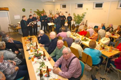 Verwöhnprogramm beim Michelsdorfer Rentner-Weihnachtstreff (Bild vergr&ouml;&szlig;ern)