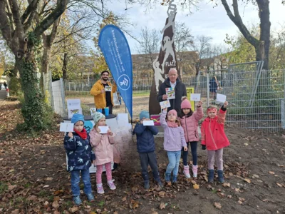 Copyright Foto: Kinderschutzbund Wiesloch  Bildunterschrift: Am Platz der Kinderrechte gab Ludwig Sauer, Bürgermeister in Wiesloch gemeinsam mit Kindergartenkinder aus dem BLAUEN ELEFANTEN den Startschuss für „Kinderarmut geht uns alle etwas an“. (Bild vergr&ouml;&szlig;ern)