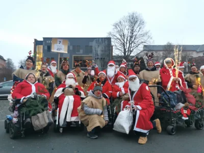 Weihnachtsmännertreffen Auerbach 2025 (Bild vergr&ouml;&szlig;ern)