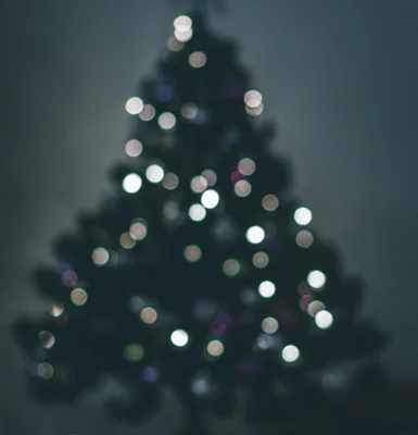 Weihnachtsbaum im Dunkeln