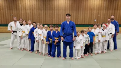 Nico Greifenhagen als neuer Blaugurtträger in den Reihen der Judokas des TSV Bassen (Bild vergr&ouml;&szlig;ern)