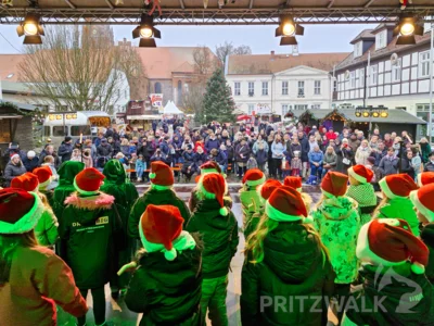 Die Kinder des Hortes Kunterbunt eröffneten am Freitag das Weihnachtsmarktprogramm. Foto: Stadt Pritzwalk (Bild vergr&ouml;&szlig;ern)