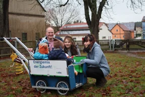 Übergabe eines Krippenwagens von e.dis an die Kita „Sonnenkinder“ in Grubo (Bild vergr&ouml;&szlig;ern)
