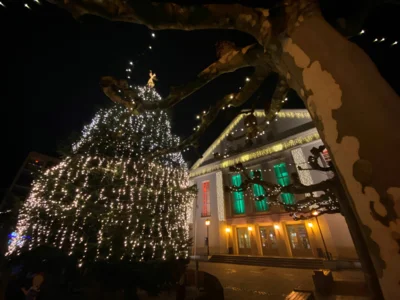 Kulturhaus mit Weihnachtsbaum I Foto: Jeannette Küther (Bild vergr&ouml;&szlig;ern)