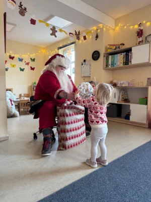 Ein zauberhafter Besuch in unserer Kindertagesstätte - der Weihnachtsmann war da! (Bild vergr&ouml;&szlig;ern)