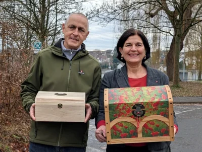 Joachim Hoßbach und Behjat Mehdizadeh präsentieren ihre Schatzkisten (Bild vergr&ouml;&szlig;ern)