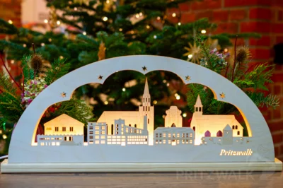 Der Pritzwalk-Schwibbogen zeigt acht Baudenkmäler der Stadt und ist in der Touristinformation erhältlich. Foto: Stadt Pritzwalk (Bild vergr&ouml;&szlig;ern)