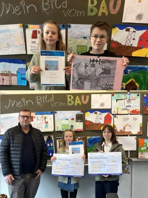 Große Erfolge im Kunstunterricht: Zwei Schülerarbeiten schaffen es in bundesweite Kalender (Bild vergr&ouml;&szlig;ern)