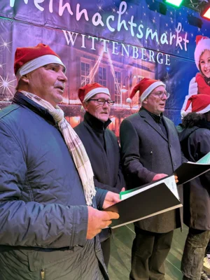 Stadtverordnentenvorsitzender Karsten Korup, Ehrenbürger Udo Schenk und Bürgermeister Dr. Oliver Hermann beim 5. Wittenberger Weihnachtssingen I Foto: Martin Ferch (Bild vergr&ouml;&szlig;ern)