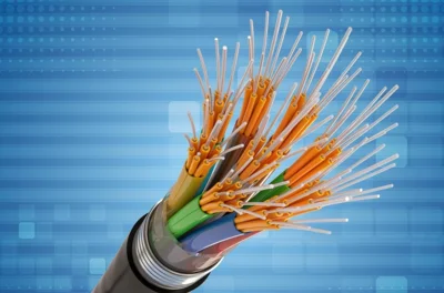 Foto: Glasfaserkabel (von RosZie über Pixabay)
