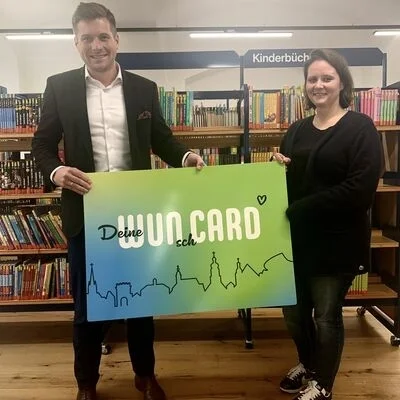 Erster Bürgermeister Nicolas Lahovnik und Leiterin der Stadtbücherei Jana Bachmann-Schaidinger