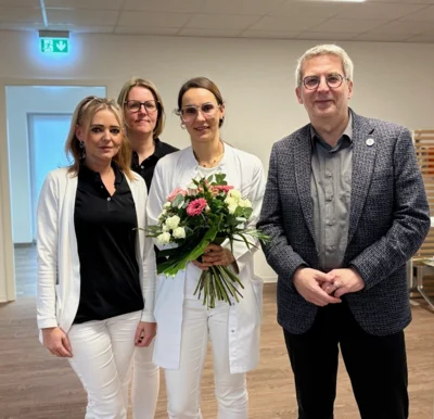 Fachärztin für Dermatologie Pia Gendritzki mit Bürgermeister Oliver Hermann und Sandra Falkenau (I) und Kristin Bresemann (2.v.I) I Foto: Antje Kranz (Bild vergr&ouml;&szlig;ern)