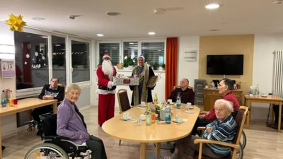 Bürgermeister Thomas Eckhardt (Weihnachtsmann-Kostüm) und Hänselmeister Dr. Daniel Kohl zu Gast in den Sontraer Seniorenheimen (Bild vergr&ouml;&szlig;ern)