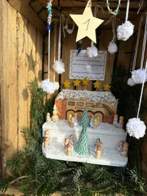 Adventskalender der besonderen Art: Weihnachtspyramide Waldweiler 2025 (Bild vergr&ouml;&szlig;ern)
