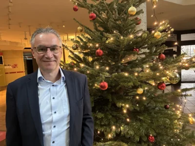 Landrat Frank John wünscht allen Bürgerinnen und Bürgern ein schönes Weihnachtsfest und einen guten Start ins neue Jahr. Foto: Sandra Brettar