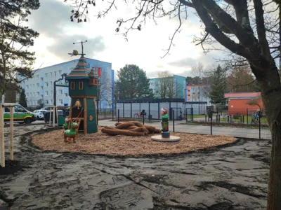 Kita Märchenland Außenanlagen (Bild vergr&ouml;&szlig;ern)