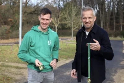 Ralf Ulmer (links) und Tobi Becker präsentieren die neue Medaille (Foto: Thomas Schmitz) (Bild vergr&ouml;&szlig;ern)