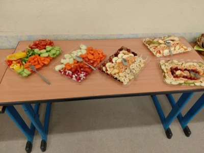 Von den Kindern selbst vorbereitete Frühstücksplatten (Bild vergr&ouml;&szlig;ern)