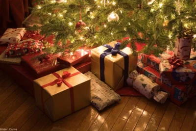Unter einem weihnachtlich geschmückten Tannenbaum liegen mehrere verpackte Geschenke. (Bild vergr&ouml;&szlig;ern)
