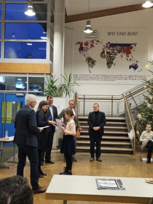 Unsere Helena aus der 4b beim Oberfrankenausscheid des Lesewettbewerbs (Bild vergr&ouml;&szlig;ern)