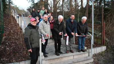 Gemeinsam mit den beiden Bürgern Klaus Refermat und Dieter Gerlach sowie Ortsvorsteher Jürgen Hintze weihte Bürgermeister Oliver Borchert den neuen Zugang zur Seepromenade ein. Foto: Linda Hild / Gemeinde Wandlitz (Bild vergr&ouml;&szlig;ern)