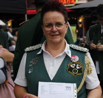 Bundesfest in Mönchengladbach - Jutta Seeger nimmt am Bundeskönigschießen teil (Bild vergr&ouml;&szlig;ern)