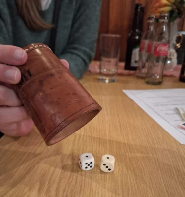 Preisknobeln der Schützen (Bild vergr&ouml;&szlig;ern)