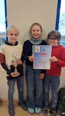 Justus, Leni und Jonathan aus dem vierten Jahrgang mit Pokal und Urkunde. Ein toller erster Platz! (Bild vergr&ouml;&szlig;ern)