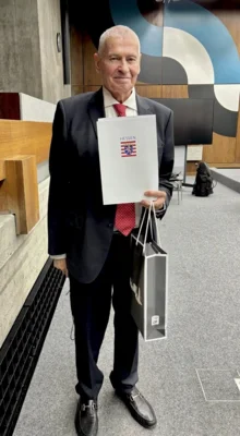 Manfred Vater mit dem Ehrenbrief des Landes Hessen (Bild vergr&ouml;&szlig;ern)