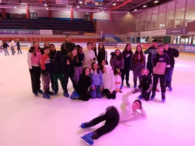 Klasse 7b Januar 24 Eislaufen (Bild vergr&ouml;&szlig;ern)