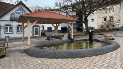 Neuer Pavillon am Dorfplatz Heckendalheim. Foto: Stefan Eins, Presse- und Öffentlichkeitsarbeit der Gemeinde Mandelbachtal