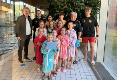 Spendenübergabe an Schwimmverein