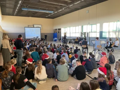 weihnachtliche Versammlung in der Turnhalle (Bild vergr&ouml;&szlig;ern)