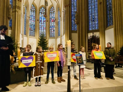 Vorschaubild zur Meldung: Weihnachtsgottesdienst: Das Licht in der Dunkelheit