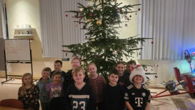 Kinderfeuerwehr bastelt Weihnachtsgeschenke
