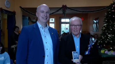 Bürgermeister Mirko Buhr bedankte sich bei Fred Hocker für 25 erfolgreiche Jahre des Jugend-forscht-Zentrums Lauchhammer