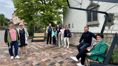 Foto: Am neuen Trinkbrunnen vor der Frauenkirche: Beatrice Bruns und Christiane Ait vom Rathaus, Sebastian Fuchsberger, Gertrud Gschwendtner, Sevin Ulukut, Barbara Weisser und Ulrike Jung vom Seniorenbeirat sowie Andreas Wowra und Bürgermeisterin Brigitte Kössinger (v.l.) © Ulrike Seiffert (Bild vergr&ouml;&szlig;ern)
