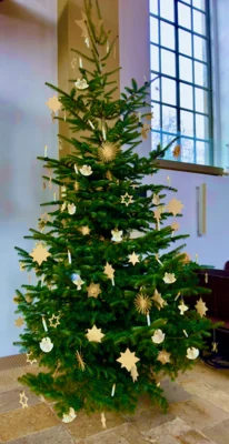Weihnachtsbaum geschmückt in der Kirche (Bild vergr&ouml;&szlig;ern)