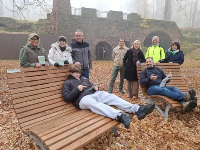 Neue Sinnesbänke am Bliessteig. Bei der Einweihung werden die neuen Rastmöglichkeiten vorgestellt. Foto: Susanne Renk