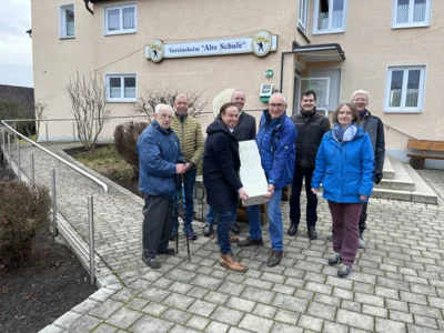 von links) Raymund Kitzinger, Robert Steppich, Bürgermeister Bernhard Uhl, Direktor Thomas Gruber vom staatlichen Vermessungsamt in Augsburg, stellvertretender Landrat Hubert Kraus, Marktgemeinderat Guido Clemens, Archivarin Angela Schlenkrich und Jörg Weitzenbürger von Steinmetz Hoppe (nicht im Bild Johann Weindel) (Bild vergr&ouml;&szlig;ern)